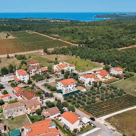 Nonina Hiza Porec